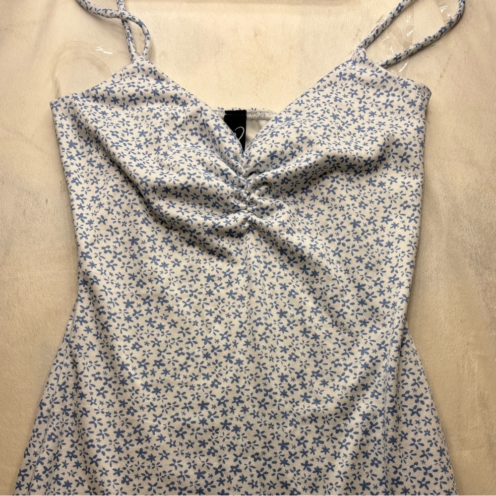 windsor white with blue flowers